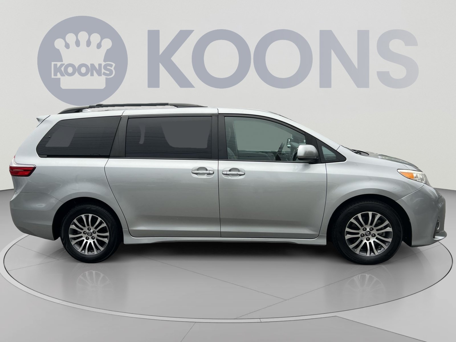Used 2019 Toyota Sienna XLE w/ XLE Navigation Package FWD image 8