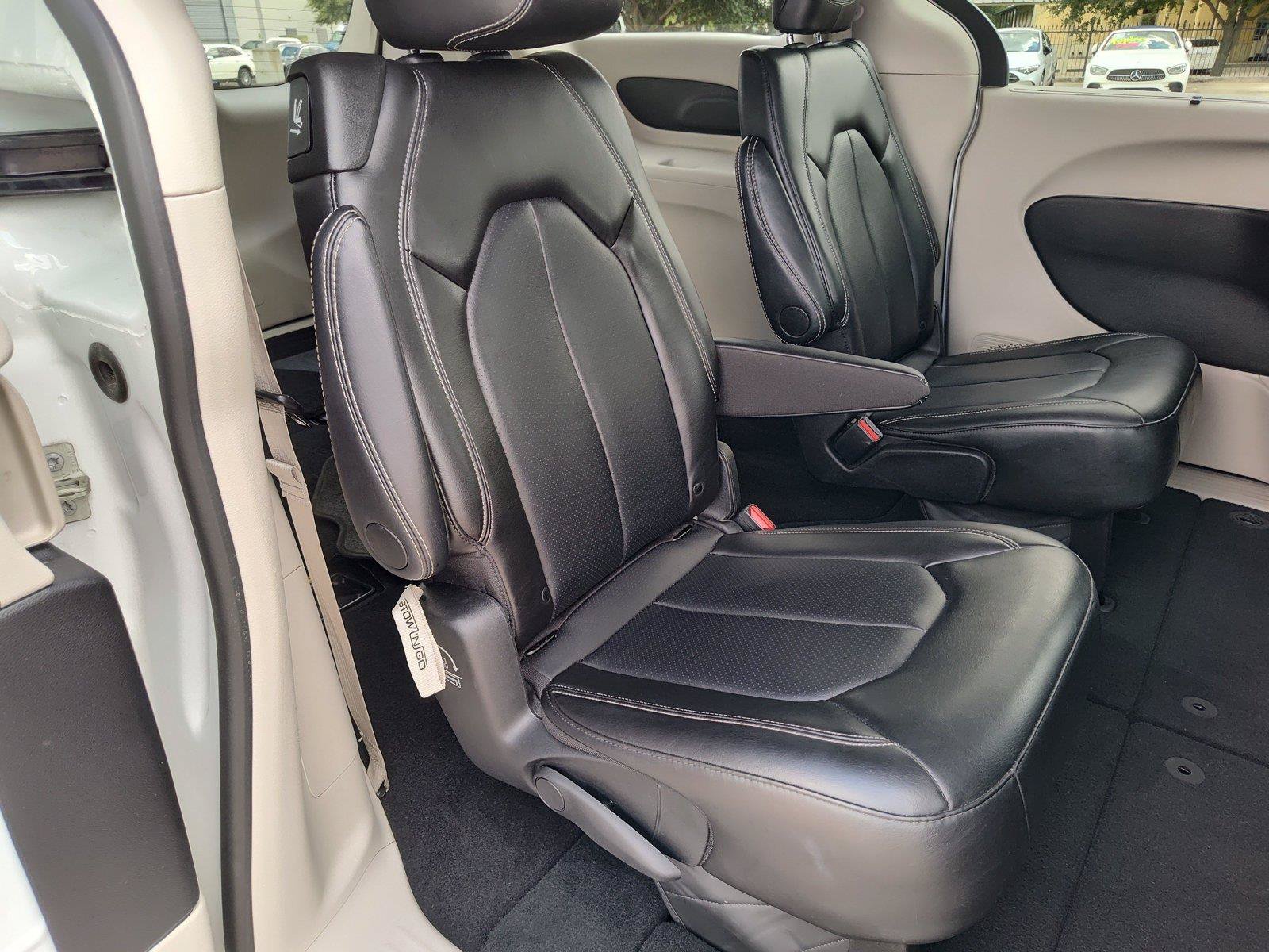 Used 2024 Chrysler Pacifica Touring-L FWD image 24