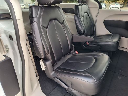 Used 2024 Chrysler Pacifica Touring-L FWD image 24