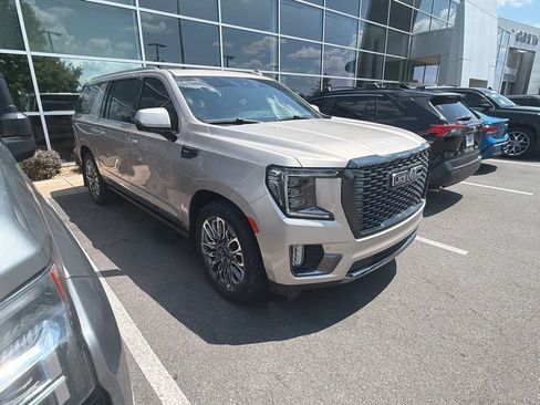Used 2023 GMC Yukon XL Denali Ultimate AWD/4WD image 4