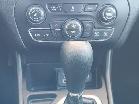 Used 2017 Jeep Cherokee Latitude w/ Comfort/Convenience Group image 18