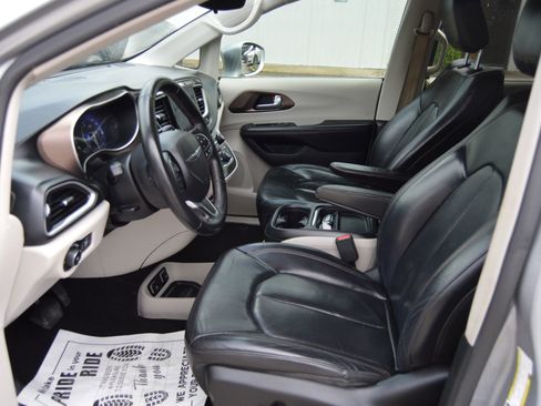 Used 2018 Chrysler Pacifica Touring-L w/ Advanced Safetytec Group image 10