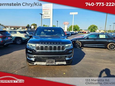Used 2024 Jeep Wagoneer L Series II w/ Flexible Seating Group AWD/4WD image 2