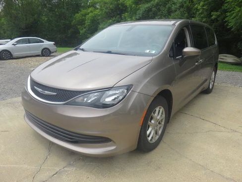 Used 2017 Chrysler Pacifica Touring FWD image 3