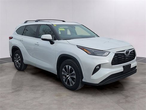 Used 2023 Toyota Highlander XLE image 3