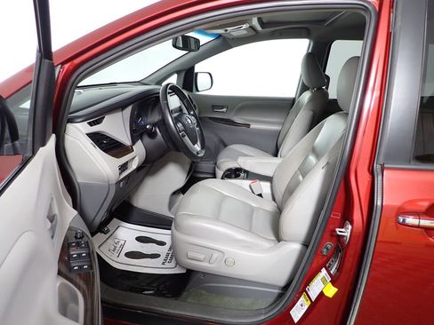 Used 2015 Toyota Sienna XLE w/ XLE Navigation Package image 24