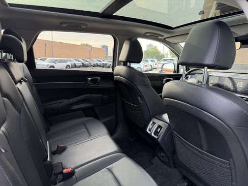 Used 2024 Kia Sorento S w/ Panoramic Sunroof Package image 39