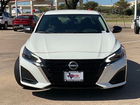 Used 2024 Nissan Altima 2.5 SV FWD image 2