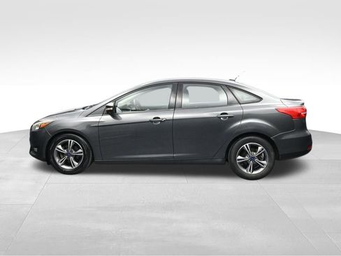 Used 2017 Ford Focus SE FWD image 2