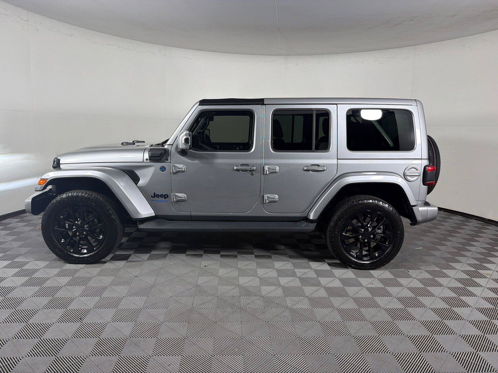 Used 2021 Jeep Wrangler Unlimited Sahara AWD/4WD image 2