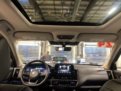 Used 2024 Nissan Pathfinder Platinum w/ Cargo Package image 5