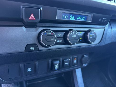 Used 2022 Toyota Tacoma TRD Off-Road image 25