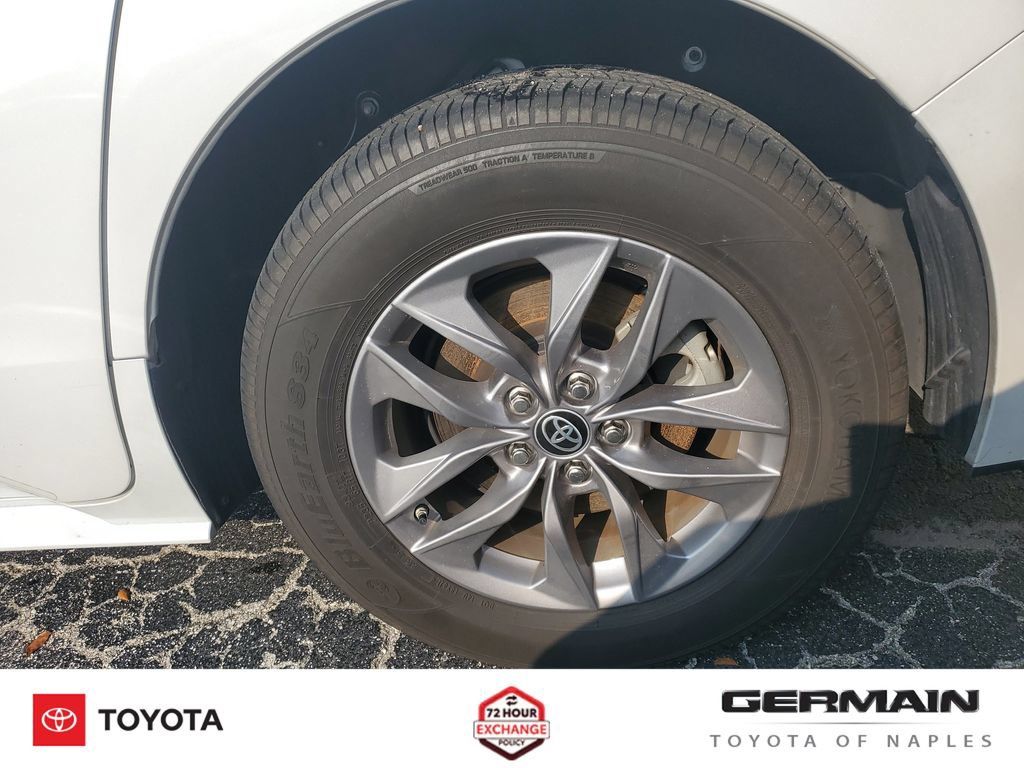 Certified 2025 Toyota Sienna XLE FWD image 12