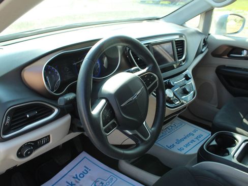 Used 2019 Chrysler Pacifica Touring Plus FWD image 10