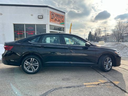 Used 2024 Volkswagen Jetta SE image 3