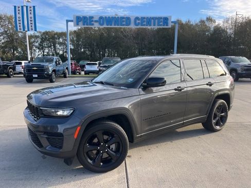 Used 2024 Jeep Grand Cherokee Altitude image 2