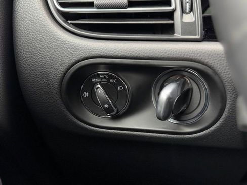 Certified 2025 Porsche Macan image 17