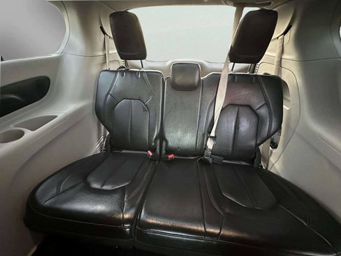 Used 2018 Chrysler Pacifica Touring-L Plus w/ Tire & Wheel Group image 12