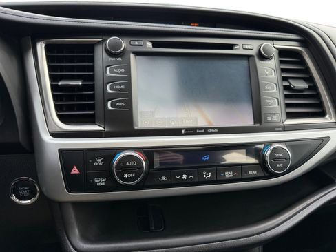 Used 2019 Toyota Highlander SE image 12