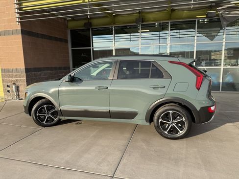 Used 2024 Kia Niro EX image 5