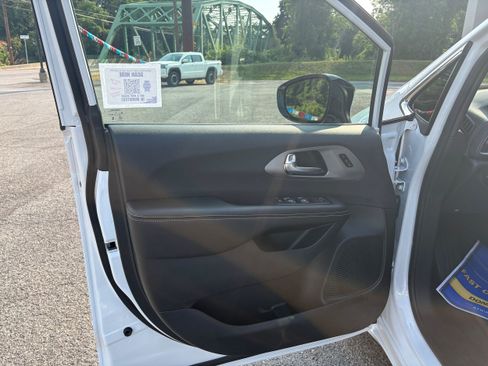 New 2027 Chrysler Pacifica Select FWD image 18