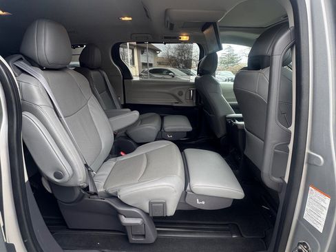 Used 2021 Toyota Sienna Limited image 16