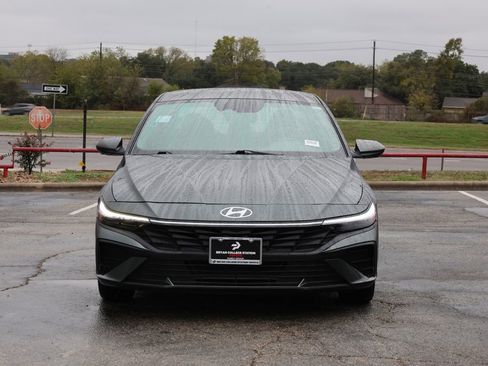 Used 2024 Hyundai Elantra SEL image 3