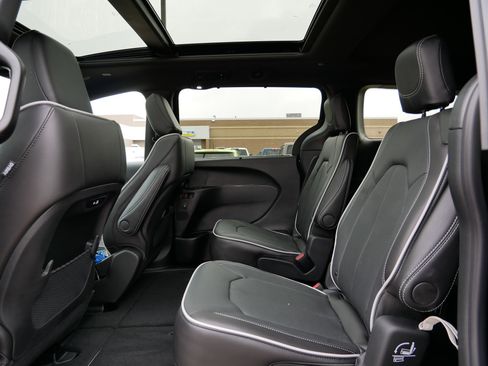 New 2026 Chrysler Pacifica Limited w/ S Appearance Package image 7