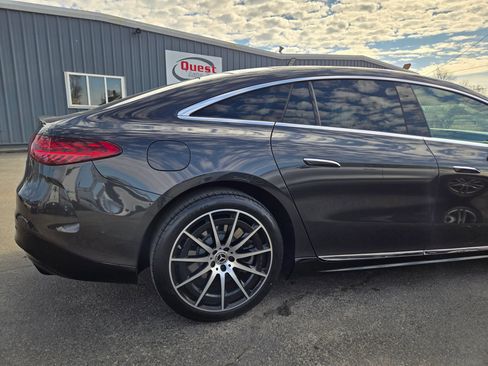 Used 2023 Mercedes-Benz EQS 580 4MATIC Sedan w/ Exclusive Trim Package image 17