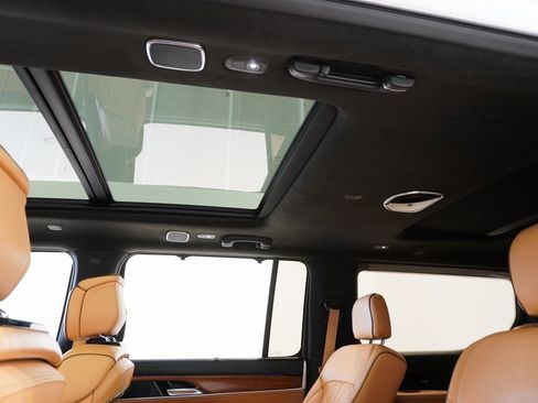 Used 2023 Jeep Grand Wagoneer Series III image 22