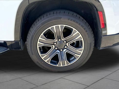 Used 2024 Jeep Wagoneer Series II w/ Flexible Seating Group RWD image 11