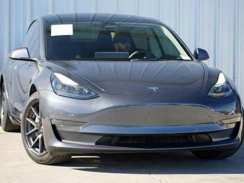 Used 2023 Tesla Model 3 Standard Range image 4