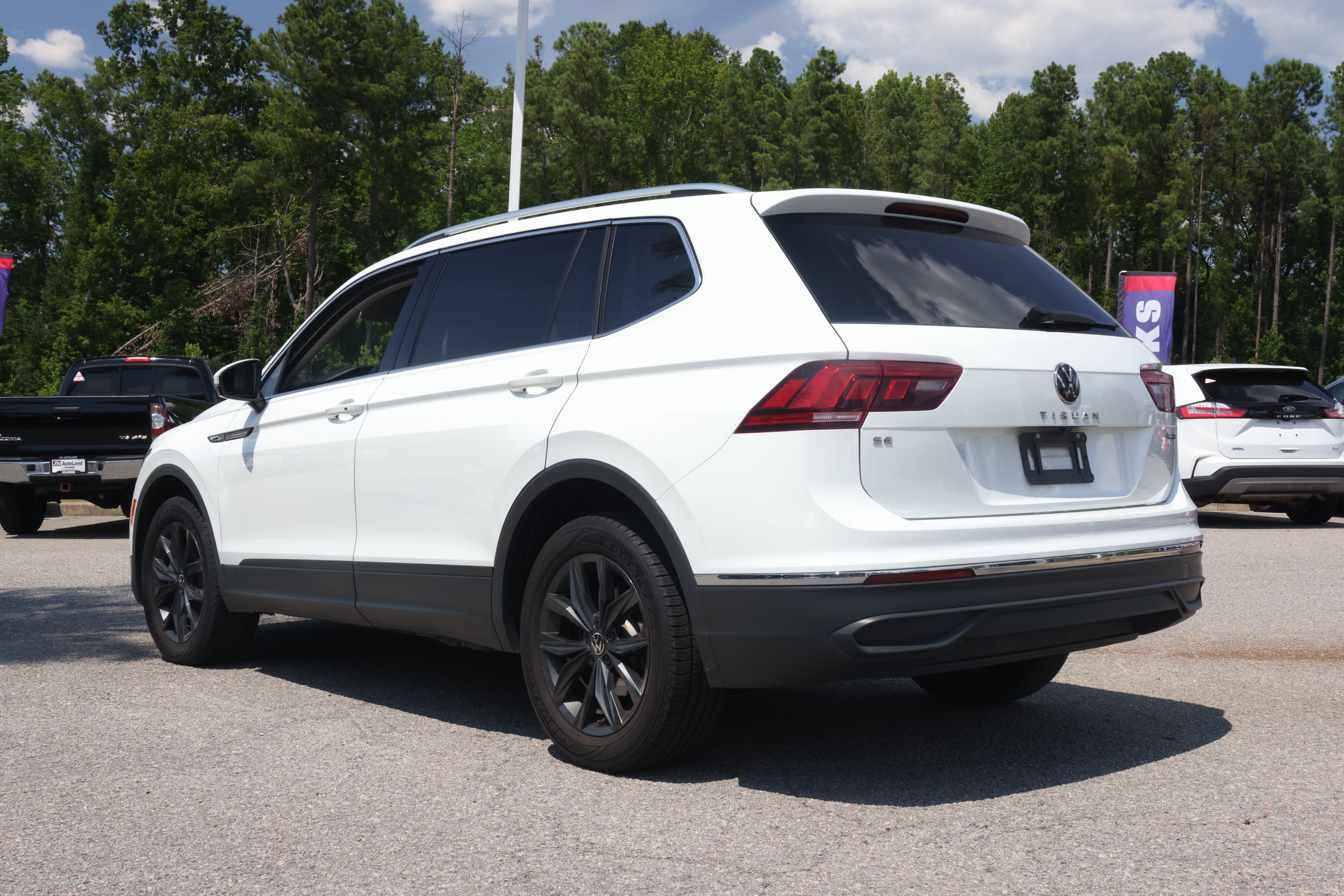 Used 2024 Volkswagen Tiguan SE AWD/4WD image 3