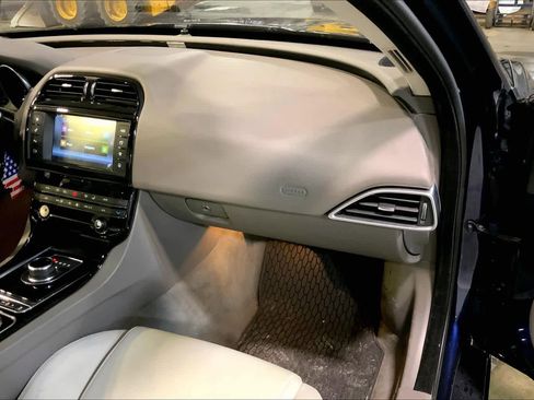 Used 2017 Jaguar XE Premium image 18