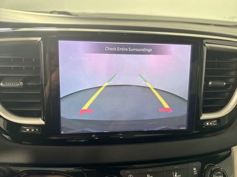 Used 2024 Chrysler Pacifica Touring-L FWD image 8