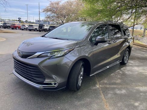 Used 2023 Toyota Sienna XLE FWD image 5