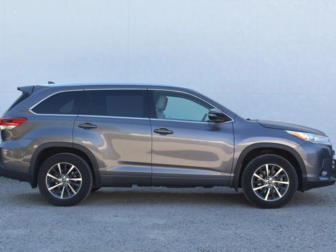 Used 2018 Toyota Highlander XLE AWD/4WD image 43