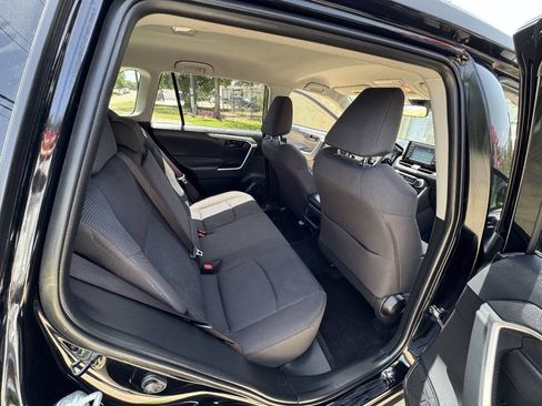 Used 2019 Toyota RAV4 LE FWD image 25