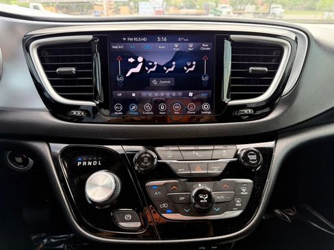 Used 2020 Chrysler Pacifica Touring-L w/ S Appearance Package FWD image 19