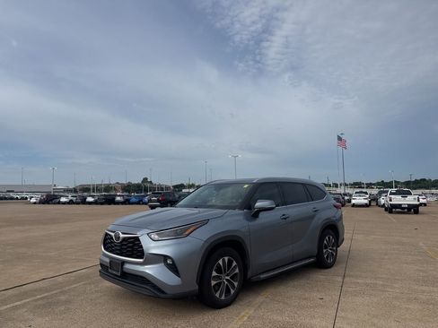 Used 2021 Toyota Highlander XLE FWD image 9