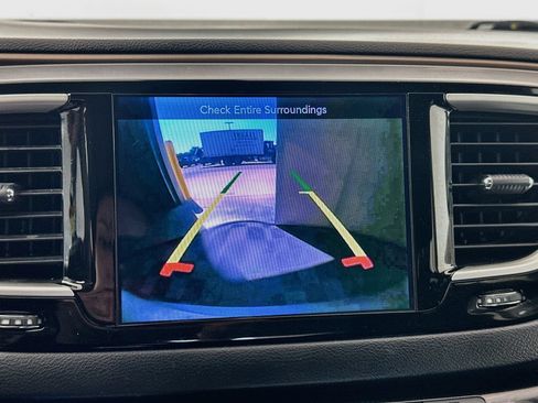 Used 2017 Chrysler Pacifica Touring Plus w/ Tire & Wheel Group FWD image 12