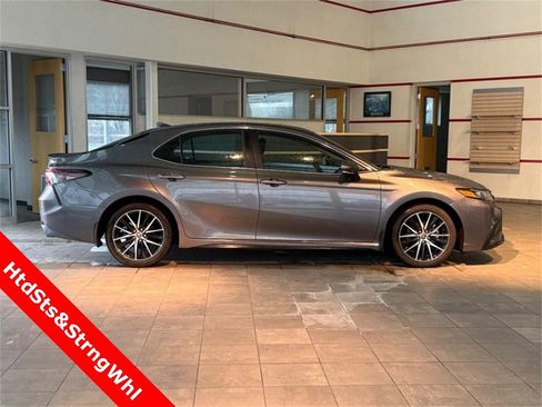 Used 2024 Toyota Camry SE image 2