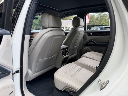 Used 2022 Porsche Cayenne AWD/4WD image 31