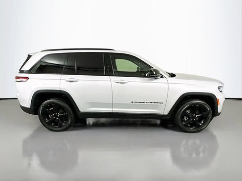 Used 2024 Jeep Grand Cherokee Altitude AWD/4WD image 4