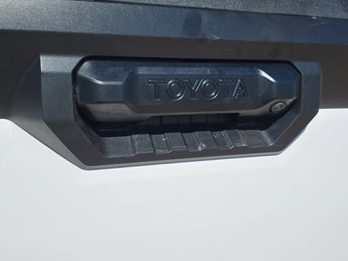 Used 2022 Toyota Tundra SR5 w/ SR5 Convenience Package AWD/4WD image 13