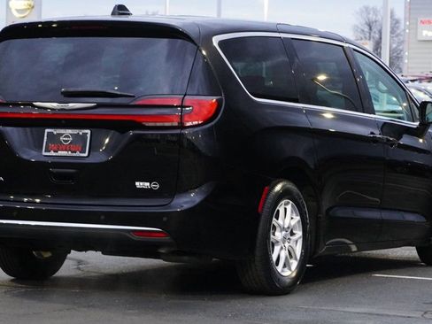 Used 2024 Chrysler Pacifica Touring-L image 5