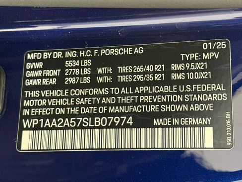 Certified 2025 Porsche Macan AWD/4WD image 34