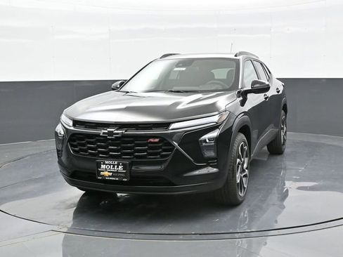 Used 2025 Chevrolet Trax RS w/ Sunroof Package image 2