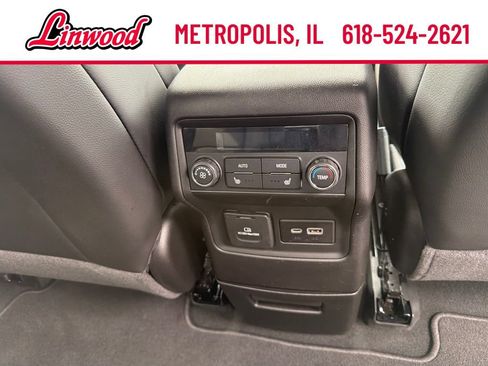 Used 2023 GMC Acadia SLT w/ Preferred Package FWD image 10