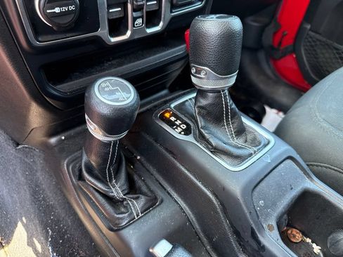 Used 2019 Jeep Wrangler Unlimited Sahara AWD/4WD image 10